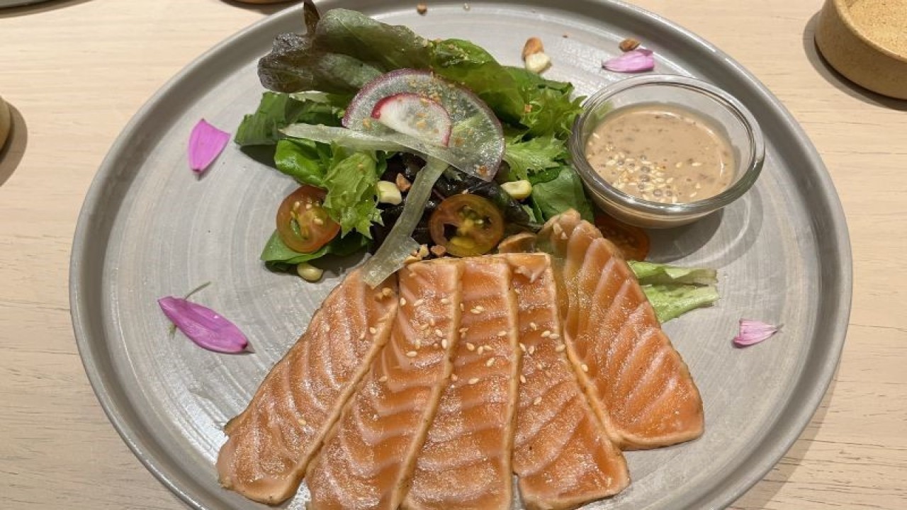 Salmon Salad. (ANTARA/Nanien Yuniar)