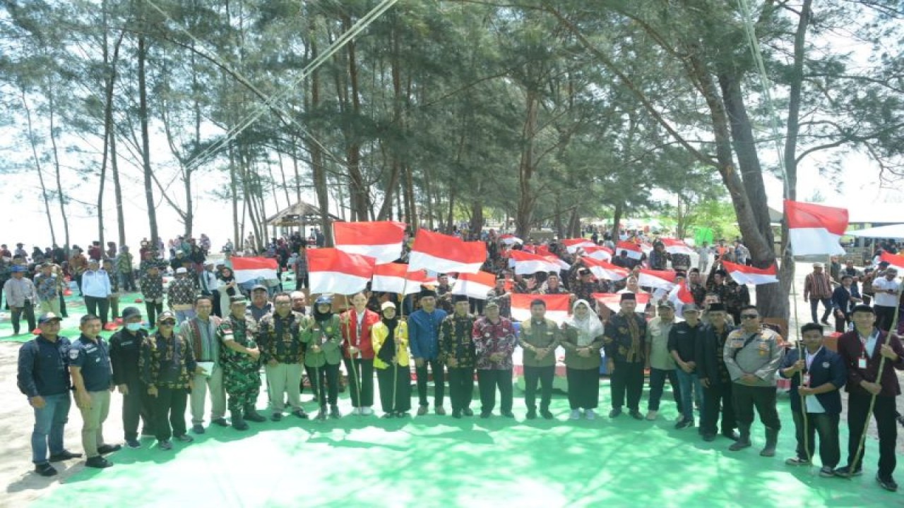 Bupati Satono berfoto bersama dengan PABPDSI Kecamatan Jawai, Kecamatan Jawai Selatan dan Kecamatan Tekarang, masa bhakti 2023-2026. (ANTARA/Imbran)