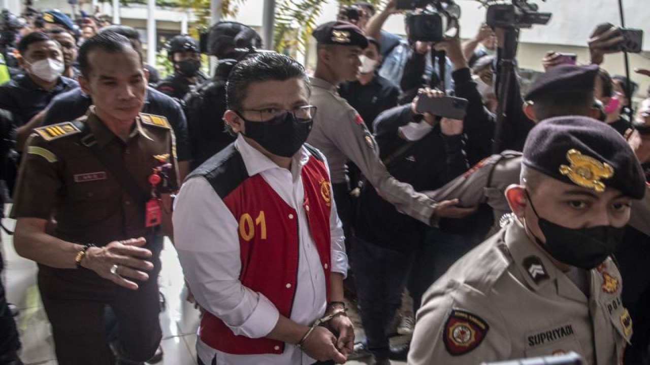 Terdakwa kasus pembunuhan Brigadir Joshua, Ferdy Sambo, keluar dari ruang sidang usai menjalani sidang dengan agenda pembacaan vonis di PN Jakarta Selatan, Jakarta, Senin (13/2/2023). ANTARA FOTO/Muhammad Adimaja/rwa.