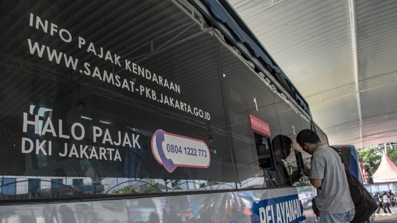 Pemilik kendaraan melakukan pembayaran pajak kendaraan bermotor di Pelayanan Samsat Keliling, Polda Metro Jaya, Jakarta, Senin (26/6/2023). ANTARA FOTO/Muhammad Adimaja/hp/aa.