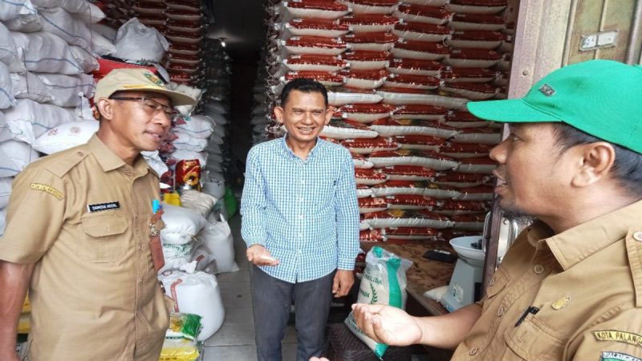 Kepala DPKUKMP Kota Palangka Raya Samsul Rizal (kiri) mengecek salah satu distributor beras di daerah setempat, Selasa (15/8/2023). ANTARA/Adi Wibowo