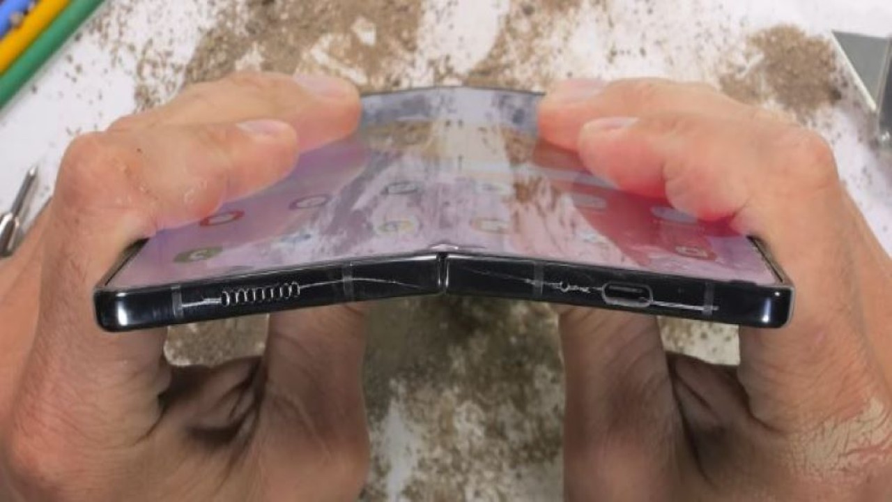 Samsung Galaxy Z Fold5 tahan dibakar dan ditekuk. (JerryRigEverything via Gizmochina)