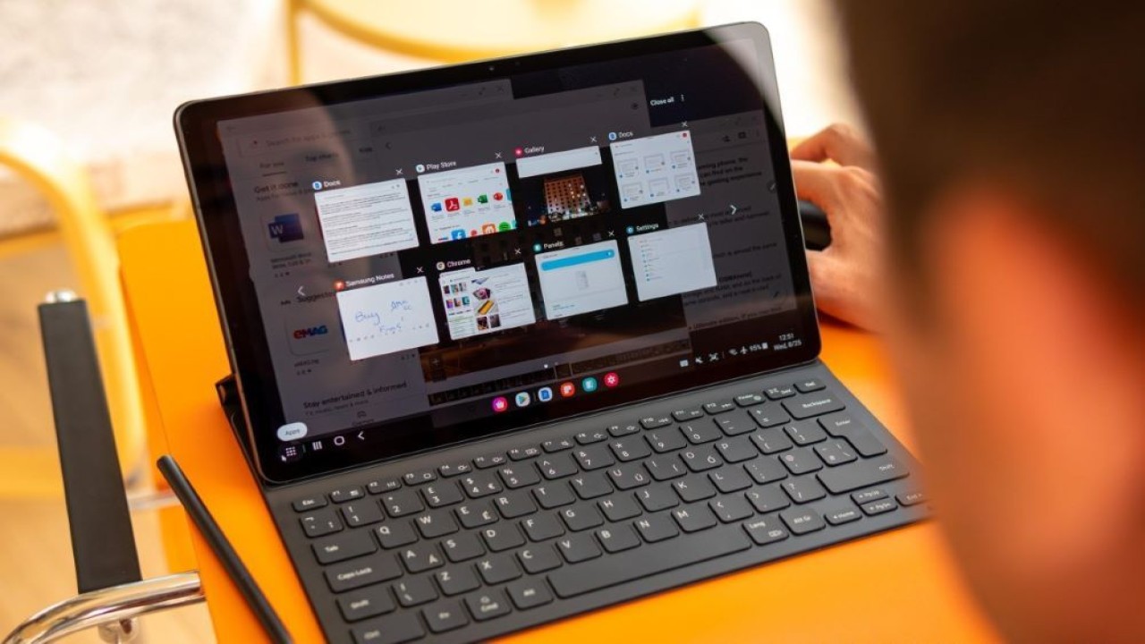 Samsung Galaxy Tab S9 FE+ bakal hadir dengan baterai 9.800 mAh dan pengisian daya 45 Watt. (GSM Arena)