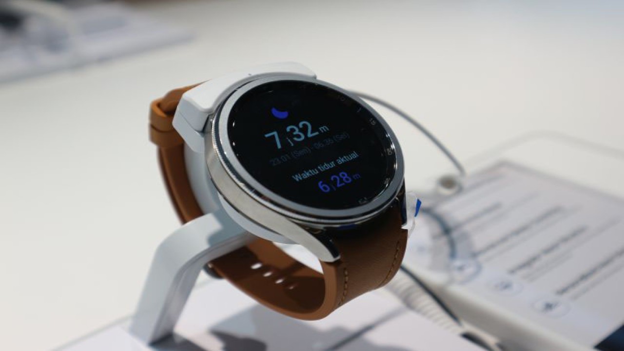Samsung Galaxy Watch 6 dipamerkan di Jakarta, Selasa (15/8). (ANTARA/Pamela Sakina)