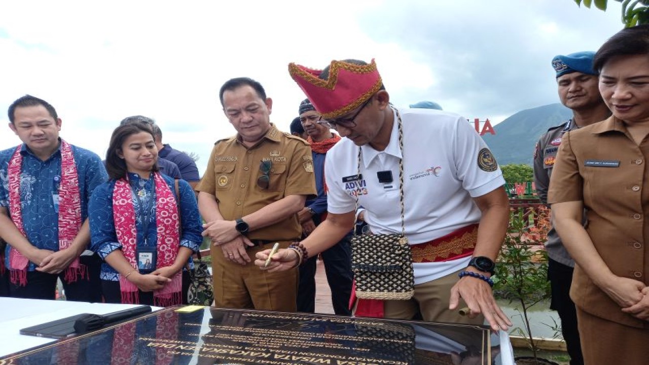 Menteri Pariwisata dan Ekonomi Kreatif Sandiaga Salahuddin Uno, Wali Kota Tomohon Caroll Senduk, Kepala Cabang BCA Manado Liau Jung Nyap, di Desa Wisata Kakaskasen Dua, Tomohon, Sulut, Selasa (8/8/2023). ANTARA/Nancy L Tigauw.