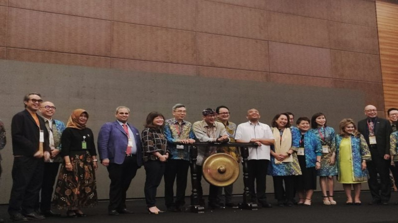 Menteri Pariwisata dan Ekonomi Kreatif (Menparekraf) Sandiaga Salahuddin Uno (belakang gong) dalam Indonesia Retail Summit (IRS) 2023, di Jakarta, Selasa (15/8/2023). ANTARA/Ade Irma Junida