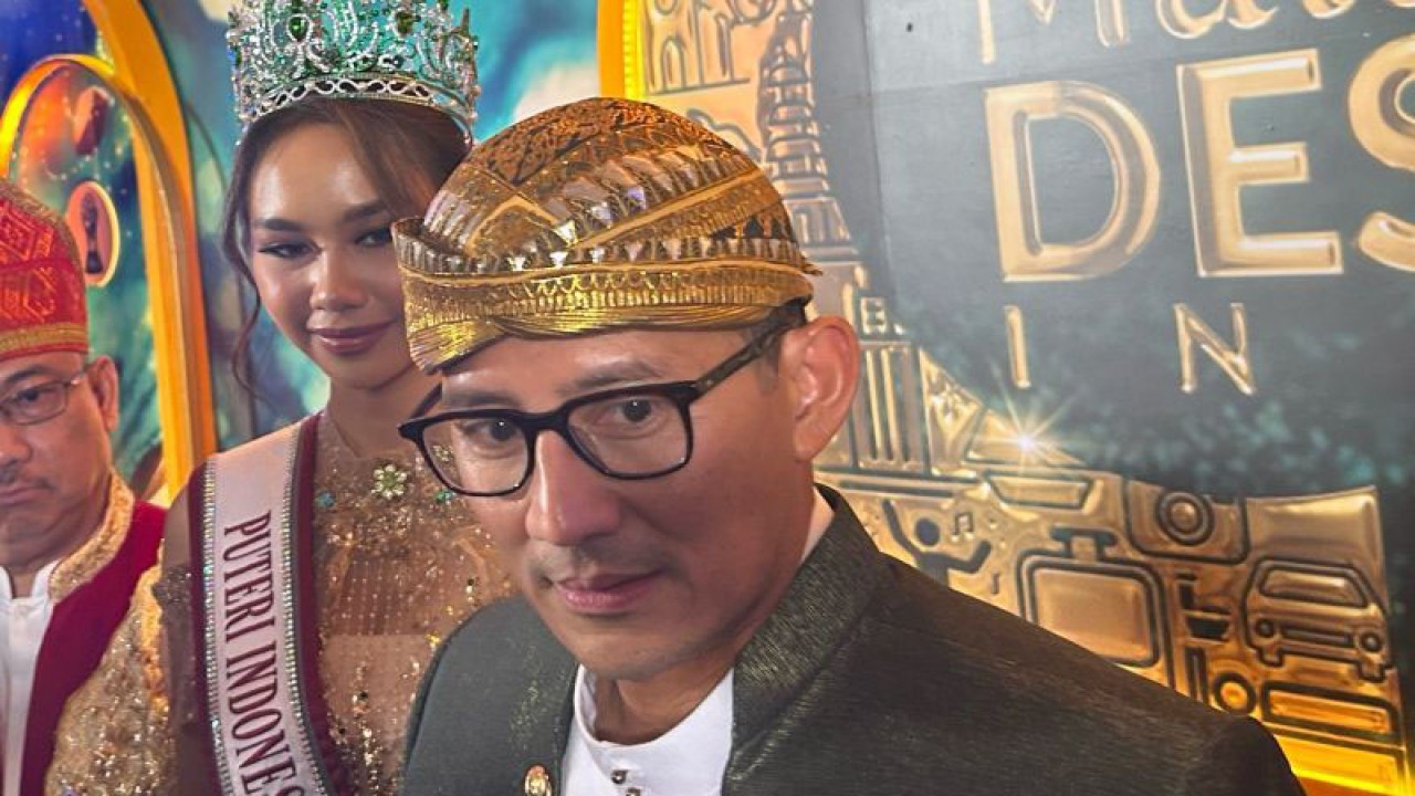 Menteri Pariwisata dan Ekonomi Kreatif/Kepala Badan Pariwisata dan Ekonomi Kreatif (Menparekaf/Barekraf) Sandiaga Salahuddin Uno usai menghadiri Malam Anugerah Desa Wisata 2023 di Jakarta, Minggu (27/8/2023). ANTARA/Maria Cicilia Galuh.