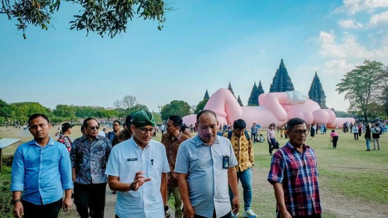 Menparekraf Sandiaga Salahuddin Uno saat meninjau pameran "KAWS:Holiday Indonesia" di Candi Prambanan, Yogyakarta. ANTARA/HO-Kemenparekraf