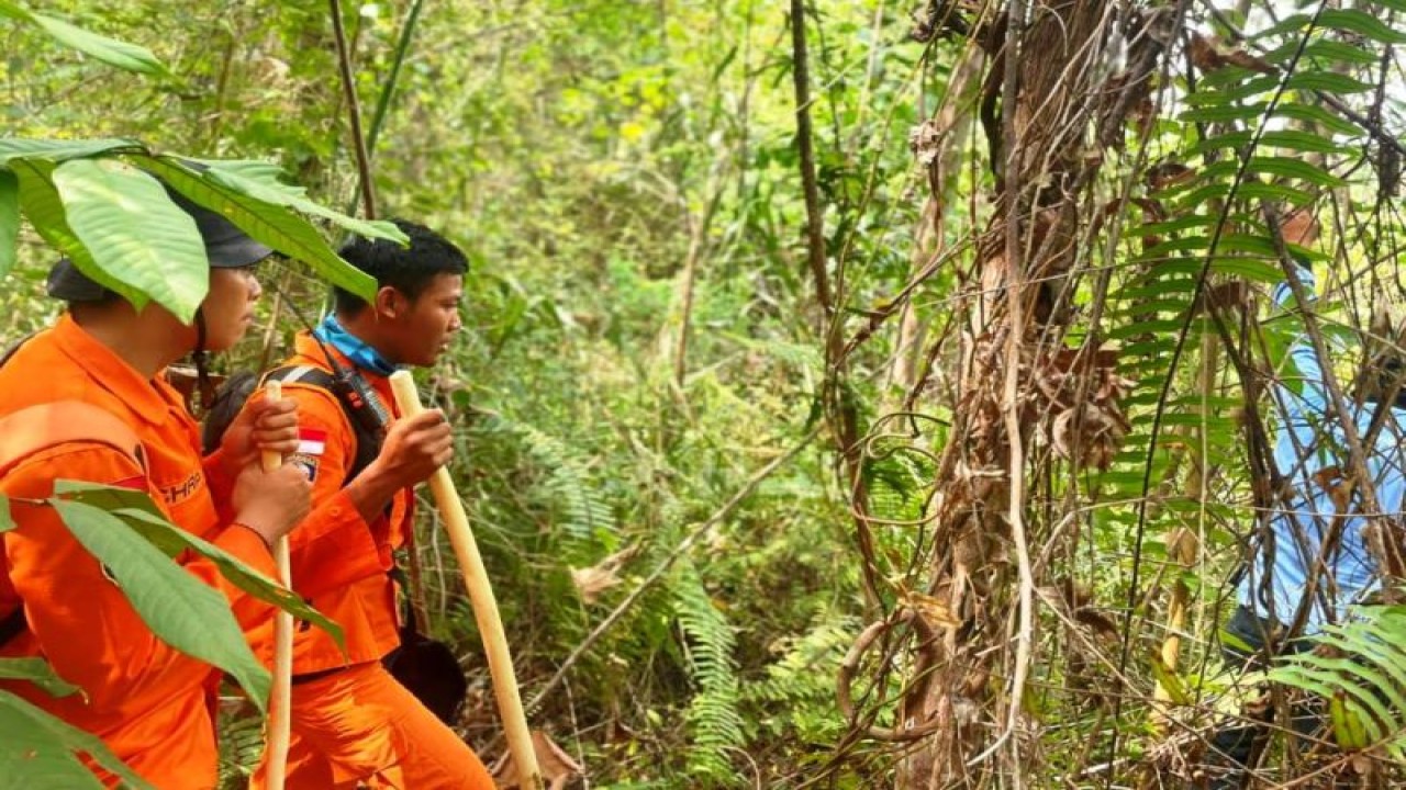 Tim SAR Unit Samarinda bersama pihak terkait masih melakukan pencarian terhadap pekerja hilang di Loa Kulu, Kutai Kartanegara, Rabu (16/8) (Antara/ HO- SAR Unit Samarinda)