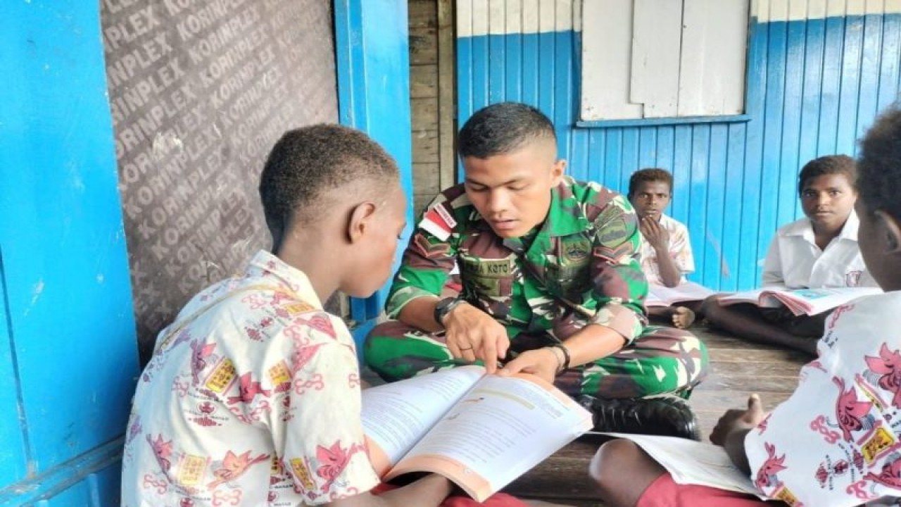 Satgas Yonif 125/ Simbisa saat mengajarkan calistung kepada SDN Ilwayab, Senin (31/7) (ANTARA/HO-Humas Satgas Yonif 125/Simbia)