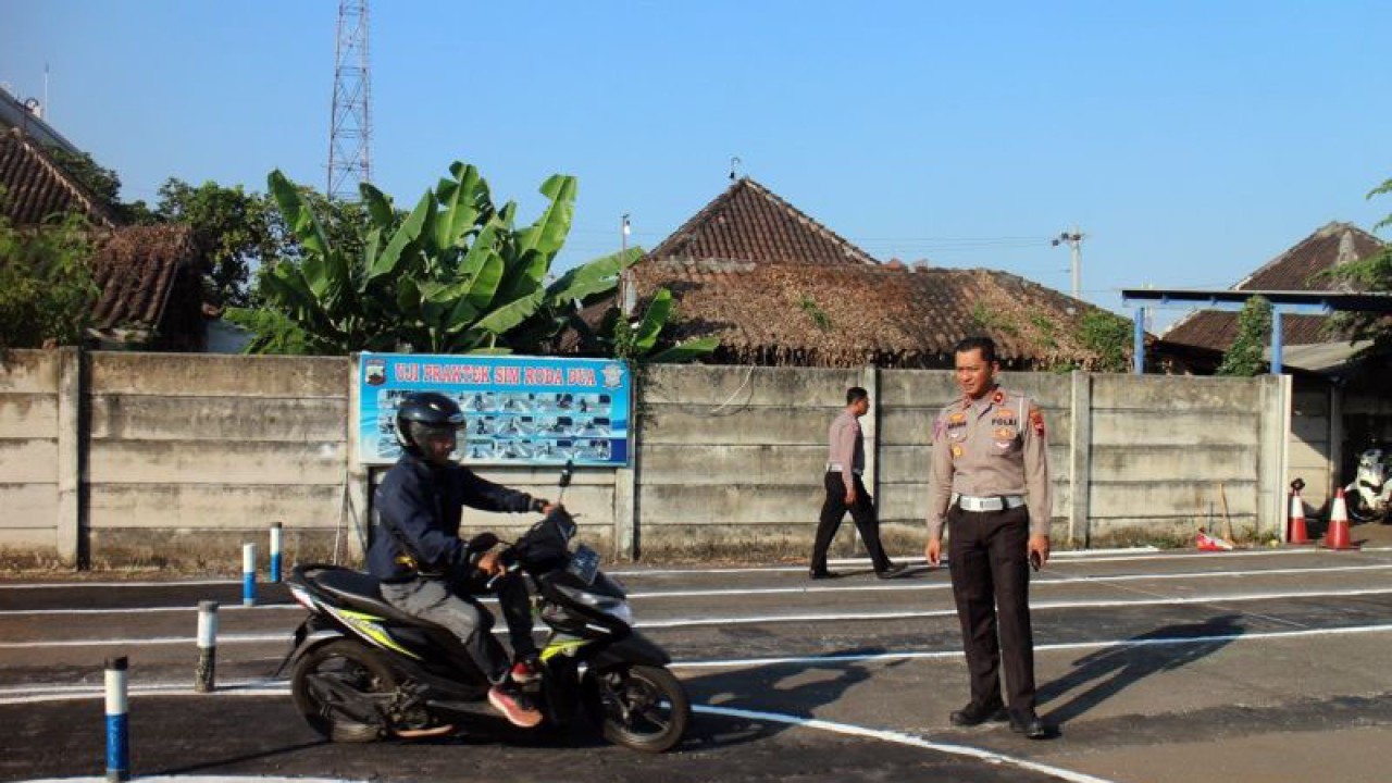 Kepala Satlantas Polresta Surakarta, Kompol Agung Yudiawan melakukan cek langsung simulasi regulasi baru uji praktik roda dua SIM C, di halaman Satlantas Polresta Surakarta Sabtu (5/8/2023). ANTARA/Bambang Dwi Marwoto.