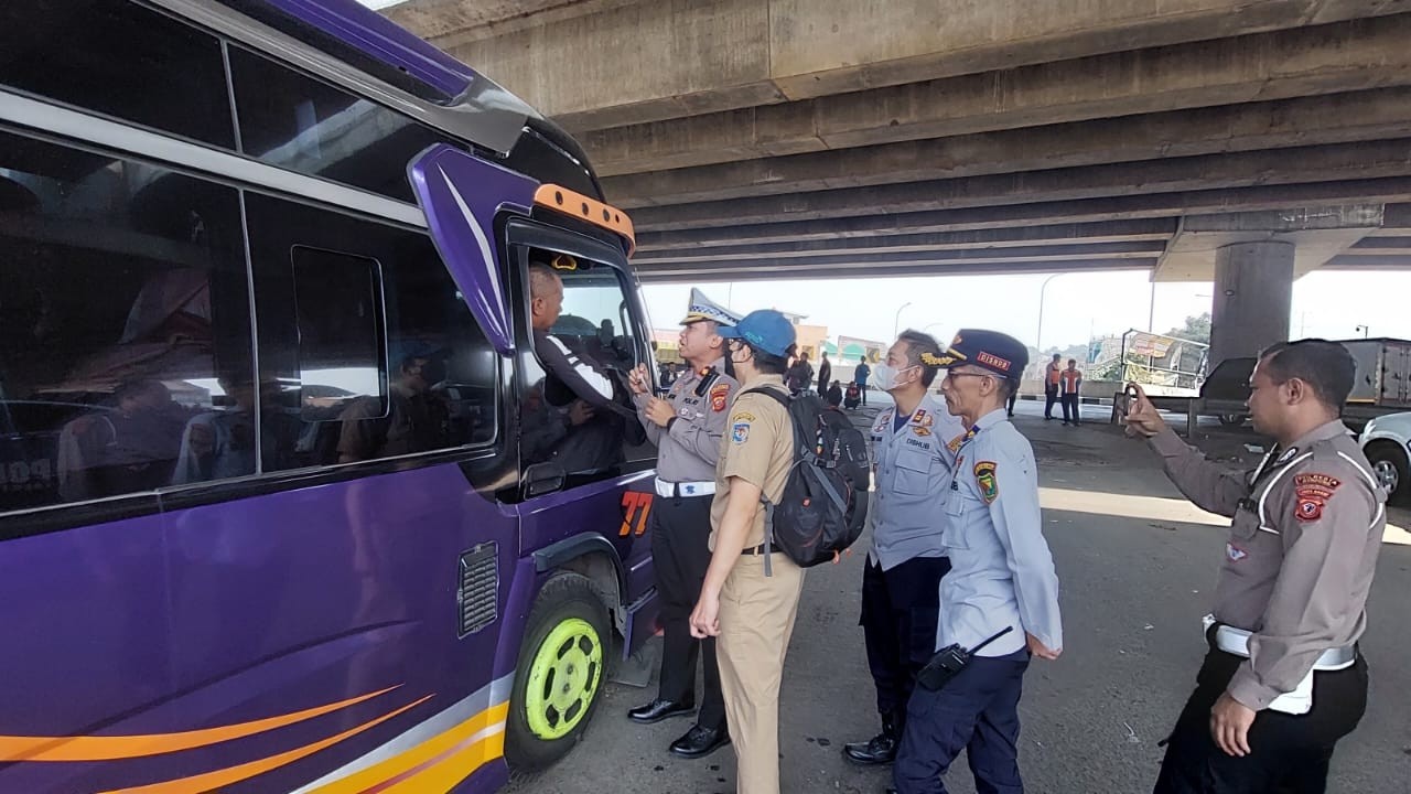 Petugas gabungan lakukan uji emisi.