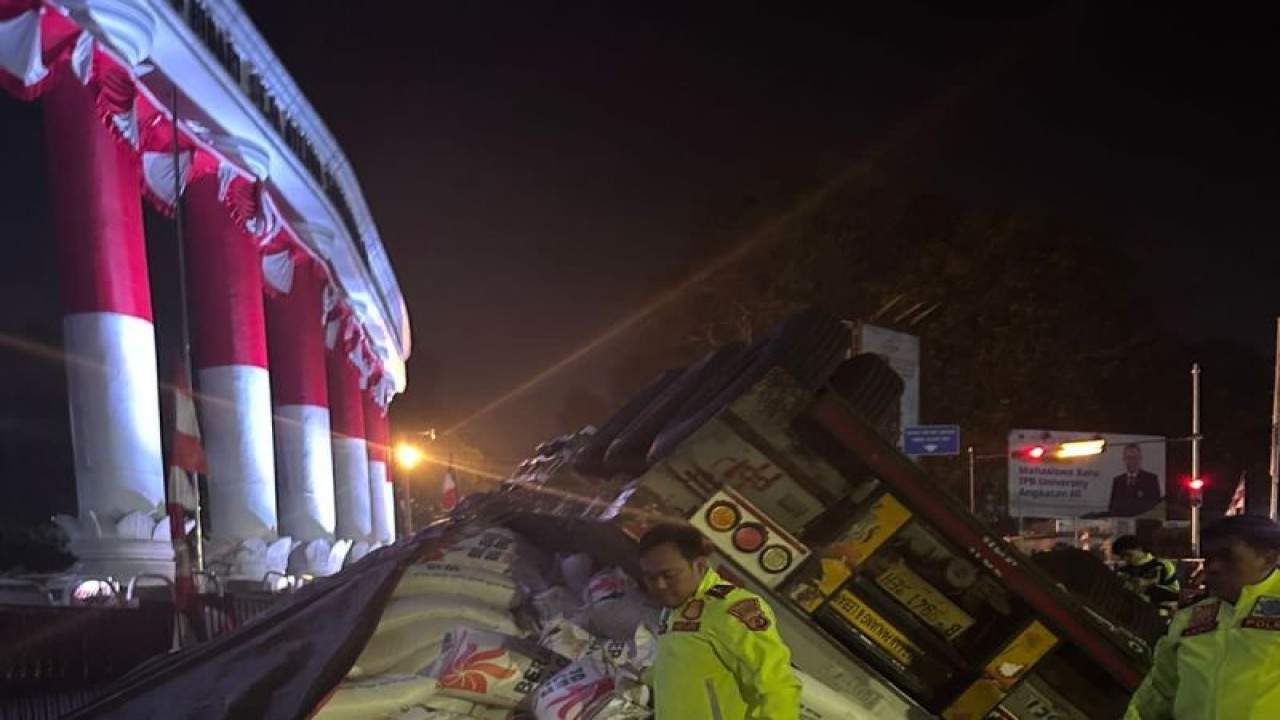Satlantas Polresta Bogor Kota saat membantu memindahkan 1.000 karung beras Perum Bulog yang tumpah di belokan Tuju Kujang pada Rabu (30/8/2023) pukul 2.30 WIB. (ANTARA/HO/Polresta Bogor Kota)