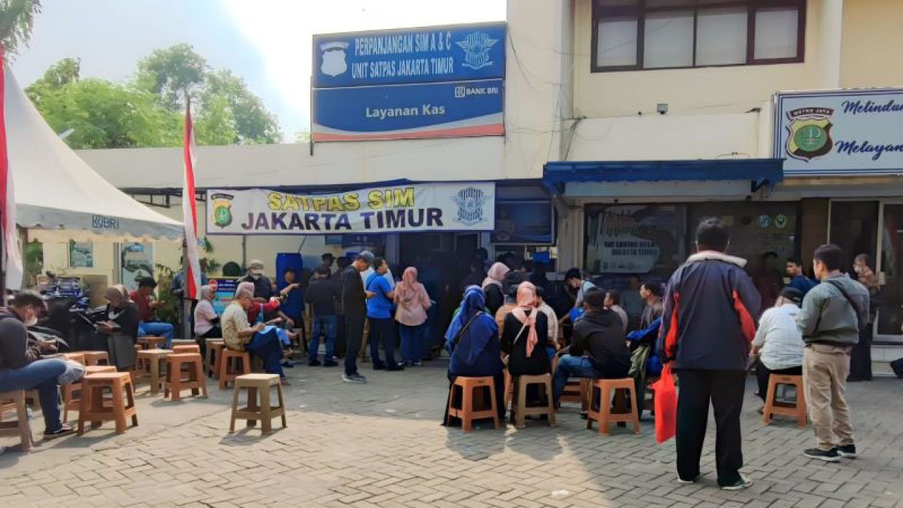 Ratusan pemohon perpanjangan Surat Izin Mengemudi (SIM) tengah mengantre di kantor Satuan Penyelenggara Administrasi (Satpas) SIM Jakarta Timur, Jalan DI Panjaitan, Kelurahan Cipinang Besar Selatan, Kecamatan Jatinegara, Selasa (8/8/2023). ANTARA/Syaiful Hakim