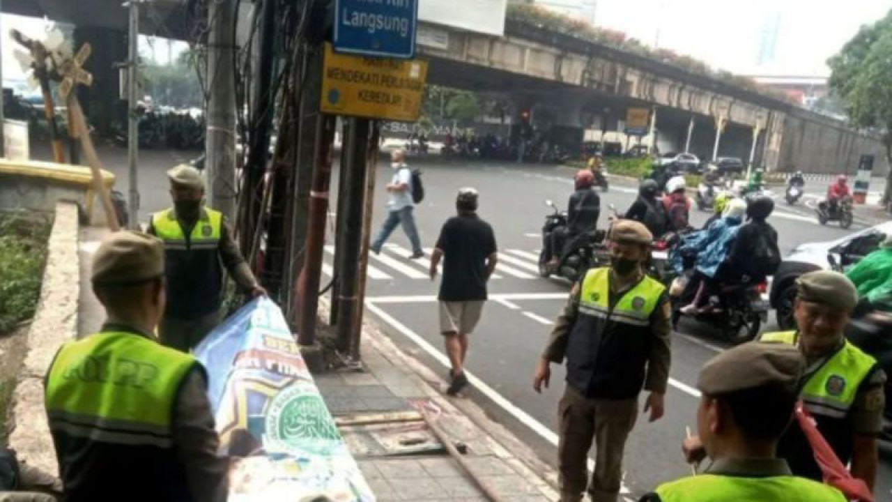 Satuan Polisi Pamong Praja (Satpol PP) DKI Jakarta menyita atribut berupa spanduk dan baliho partai politik yang tidak memiliki izin atau sudah habis masa penayangannya, Senin (24/7/2023). ANTARA/HO-Satpol PP DKI Jakarta/aa