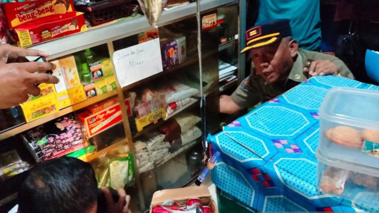Satpol PP Jakarta Pusat mendapati minuman keras yang dijual di salah satu toko kelontong wilayah Cempaka Putih, Jakarta Pusat, Senin (20/8/2023). ANTARA/Dokumentasi Pribadi