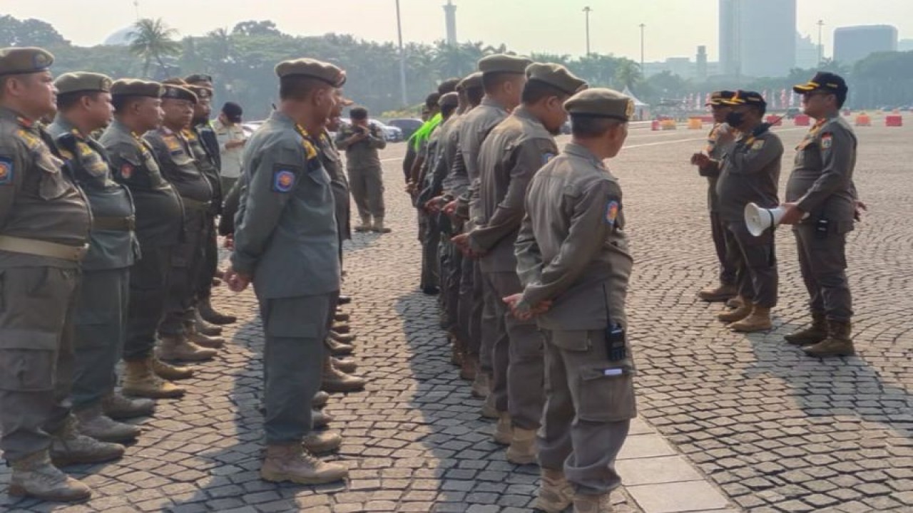 Satuan Polisi Pamong Praja (Satpol PP) Provinsi DKI Jakarta menggeelar apel sebagai persiapan menjaga keamanan demo buruh di bundaran Patung Kuda Monas dan sekitarnya, Kamis (10/8/2023). ANTARA/Ho/Satpol PP DKI Jakarta