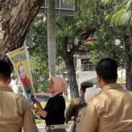 Satpol PP Kota Pekanbaru menertibkan poster Caleg Pemilu 2024 yang terpasang di pohon dan tiang listrik. ANTARA/HO-Pemko Pekanbaru.-1693216519
