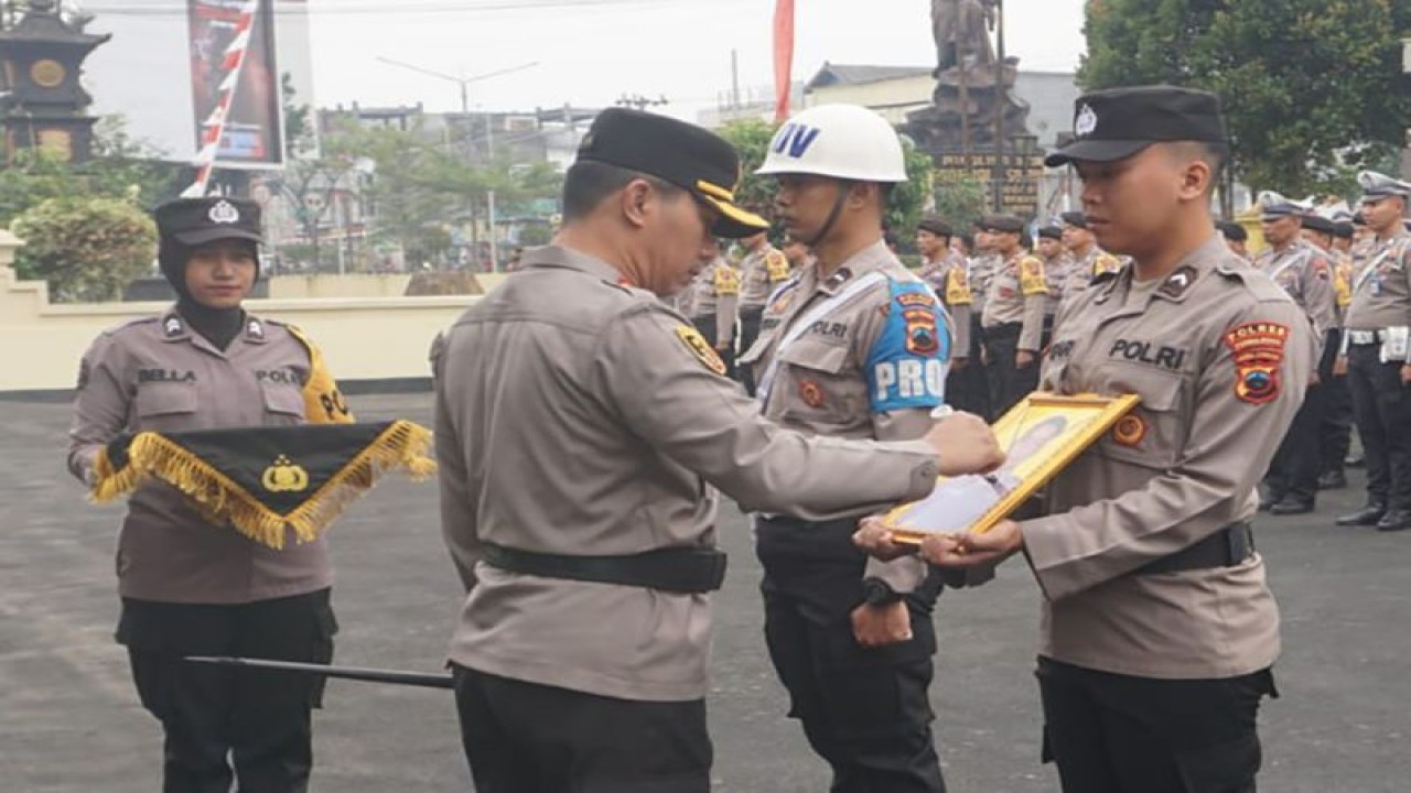 Kapolres Purbalingga AKBP Hendra Irawan secara simbolis mencoret foto Brigadir MRR dalam upacara pemberhentian tidak dengan hormat (PTDH) di halaman Mapolres Purbalingga, Selasa (8/8/2023). ANTARA/HO-Polres Purbalingga