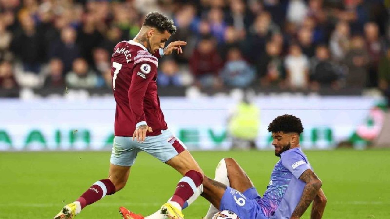 Pesepak bola West Ham United Gianluca Scamacca (kiri) berebut bola dengan Pesepak bola AFC Bournemouth Philip Billing pada pertandingan lanjutan Liga Premier di Stadion London, London, Inggris, Selasa (25/10/2022). West Ham United kalahkan AFC Bournemouth dengan skor akhir 2-0. ANTARA FOTO/REUTERS/David Klein/wsj.