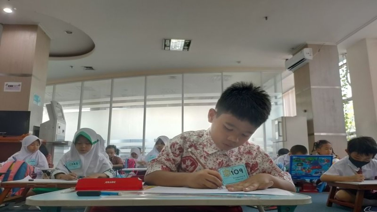 Seorang anak Sekolah Dasar (SD) sedang mengikuti lomba mewarnai dalam kegiatan "Hari Anak Jakarta Membaca" (Hanjaba) di gedung Suku Dinas Perpustakaan dan Kearsipan (Pusip) Jakarta Barat, Jalan Tanjung Duren Barat, Duri Kepa, Kebon Jeruk, Jakarta Barat (Selasa, 22/8/2023). ANTARA/Risky Syukur