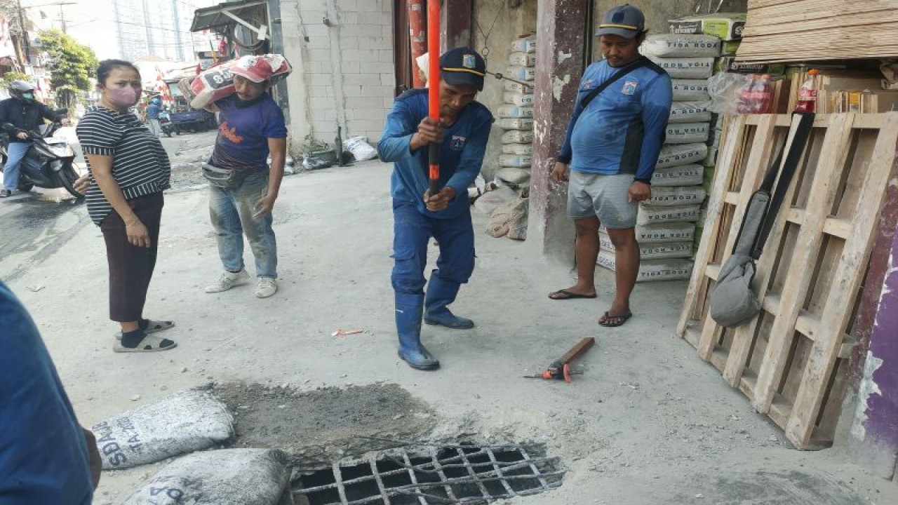 Petugas Suku Dinas Sumber Daya Air (SDA) Jakarta Barat memperbaiki saluran air di Jalan Tomang Tinggi Raya, Grogol Petamburan, Jakarta Barat sepanjang 250 meter, Selasa (8/8/2023). ANTARA/Risky Syukur