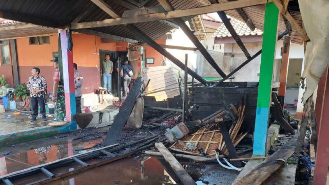 Sebagian bangunan Gedung Sekolah Dasar Negeri Jokerto, Kecamtan Kledung, Kabupaten Temanggung terbakar. ANTARA/Heru Suyitno