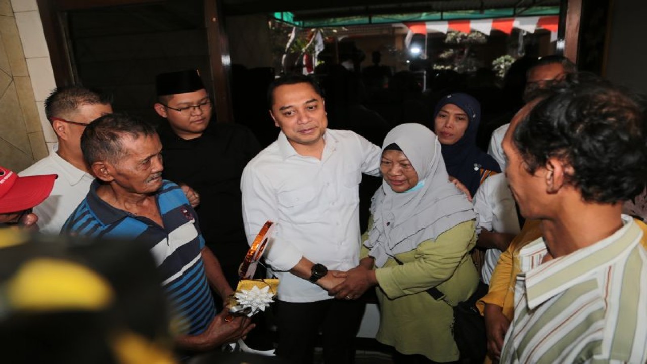 Wali Kota Surabaya Eri Cahyadi saat menemui sejumlah warga yang rumahnya digusur di Dukuh Pakis IV, Kota Surabaya, Jatiim, Senin (14/8/2023). (FOTO ANTARA/HO-Diskominfo Surabaya)