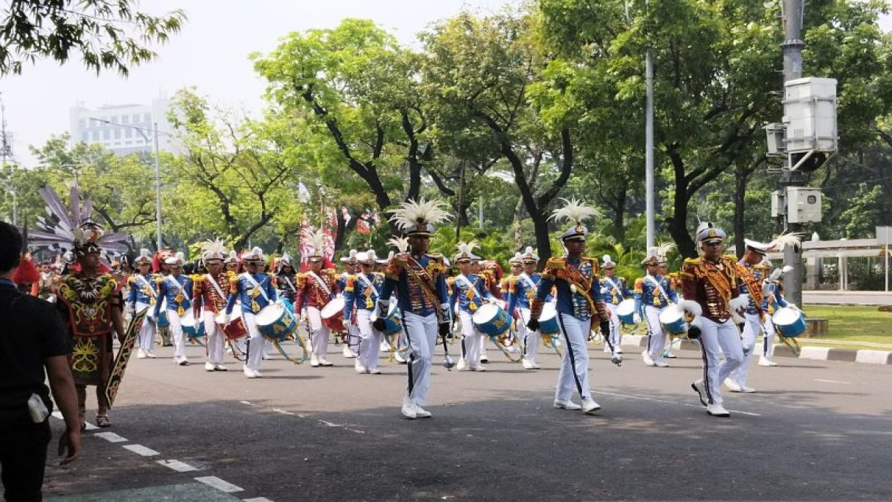 Korps marching band TNI-Polri mengiringi Kirab Kereta Kencana Ki Jaga Rasa yang membawa duplikat bendera pusaka merah putih menuju Monumen Nasional pada acara gladi bersih Upacara Peringatan Detik-detik Proklamasi, Jakarta, Selasa (15/8/2023). ANTARA/Sasti