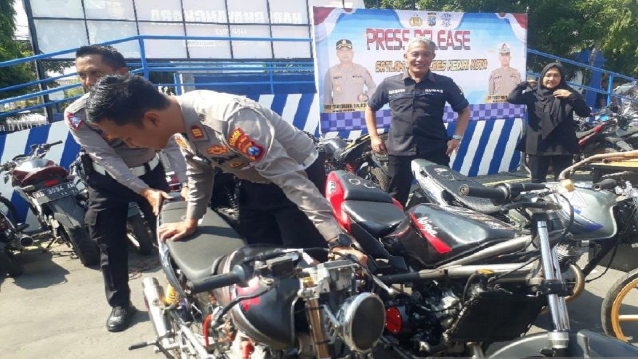 Sejumlah kendaraan yang disita dalam operasi mencegah balap liar di GOR Jayabaya, Kota Kediri, Jawa Timur. ANTARA/ Asmaul