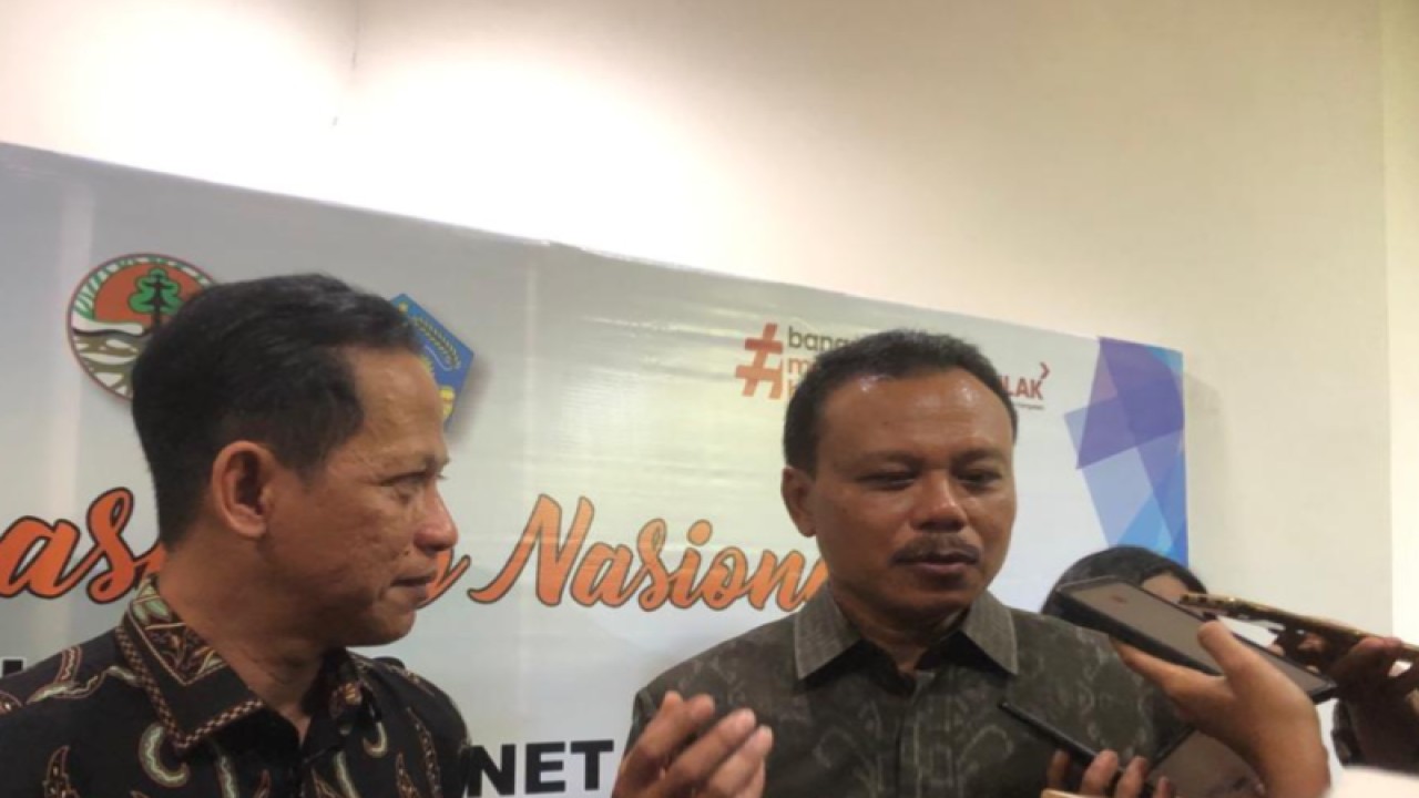 Sekda Bali Dewa Made Indra saat diwawancara mengenai sampah TPA Suwung dan TPST di Denpasar, Selasa (8/8/2023). FOTO ANTARA/Ni Putu Putri Muliantari