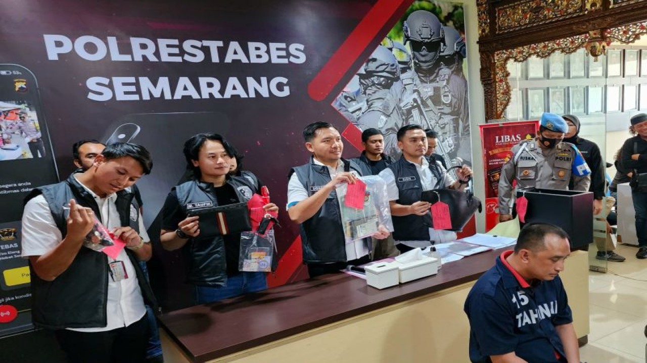 Salah seorang anggota komplotan pencuri spesialis rumah kosong dihadirkan saat pers rilis di Mapolrestabes Semarang, Senin. (ANTARA/ I.C.Senjaya)