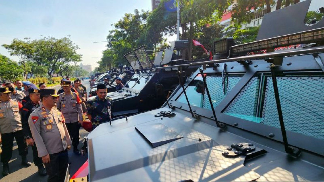 Kapolda Jateng Irjen Pol. Ahmad Luthfi memeriksa kesiapan personel dan kendaraan yang akan digunakan dalam pengamanan Pertemuan Para Menteri Ekonomi ASEAN ke-55 di Semarang, Jawa Tengah, Selasa (15/8/2023). (ANTARA/I.C. Senjaya)