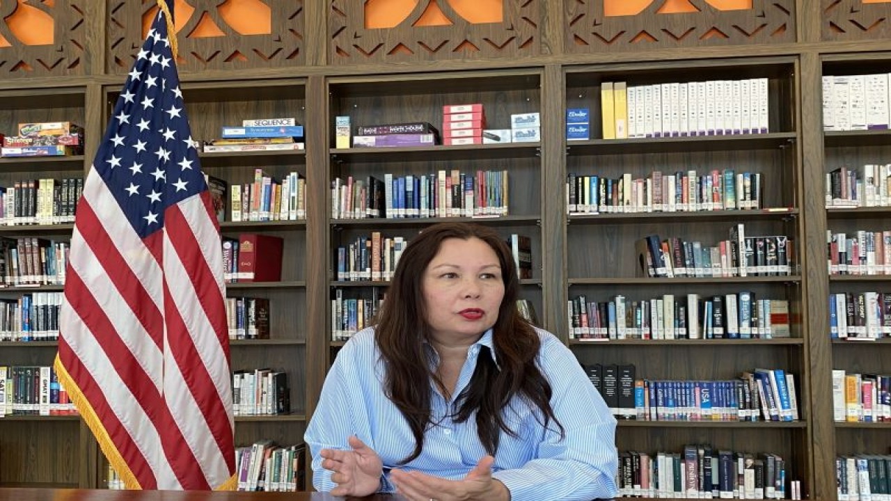 Senator Amerika Serikat Tammy Duckworth dalam temu media di Kedutaan AS di Jakarta, Kamis (10/8/2023). (ANTARA/Shofi Ayudiana)