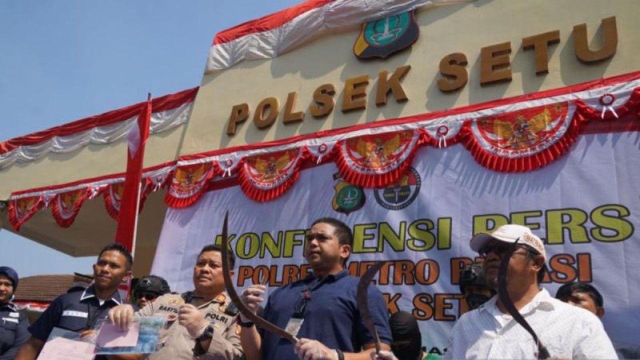Petugas menunjukkan barang bukti senjata tajam yang digunakan pelaku pencurian dengan kekerasan saat ungkap kasus di Mapolsek Setu, Kabupaten Bekasi, Jawa Barat, Kamis (10/8/2023). ANTARA/Pradita Kurniawan Syah