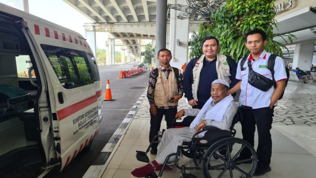Seorang JH Riau Ramlan Bin Ahmad Sontel asal Kab. Bengkalis yang sembuh kembali ke Tanah Air . Antara/HO-Humas Kemenag Riau.