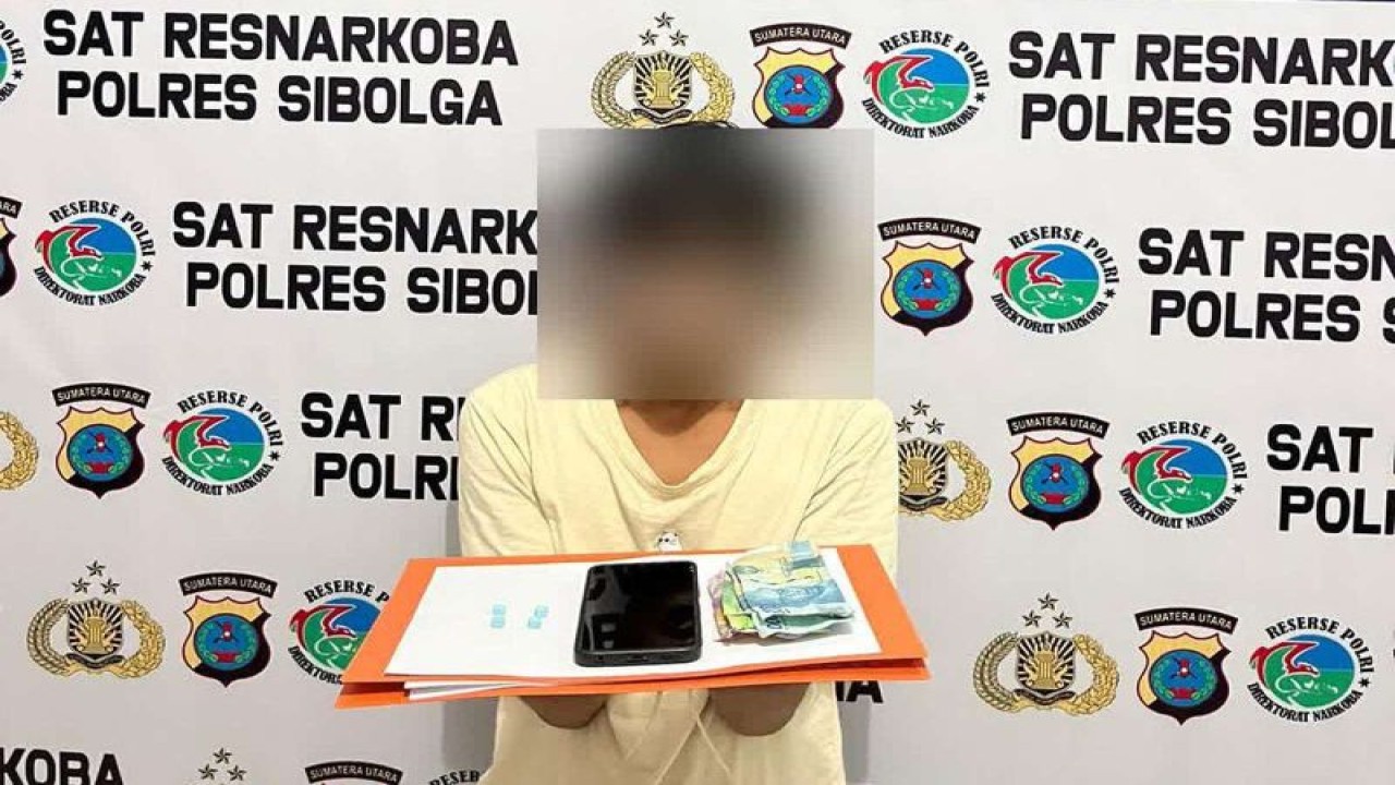Seorang laki-laki RS (20)  menyimpan narkotika jenis pil ekstasi ditahan di Polres Sibolga. (ANTARA/HO-Humas Polres Sibolga).