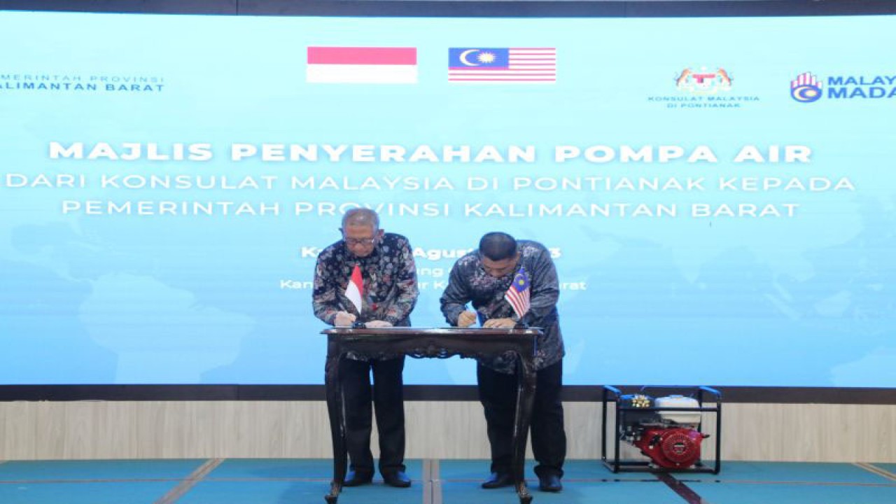 Suasana serah terima bantuan enam unit pompa air dari Malaysia untuk penanggulangan kebakaran hutan dan lahan di Kalimantan Barat, Jumat (11/8/2023). (ANTARA/Rendra Oxtora)