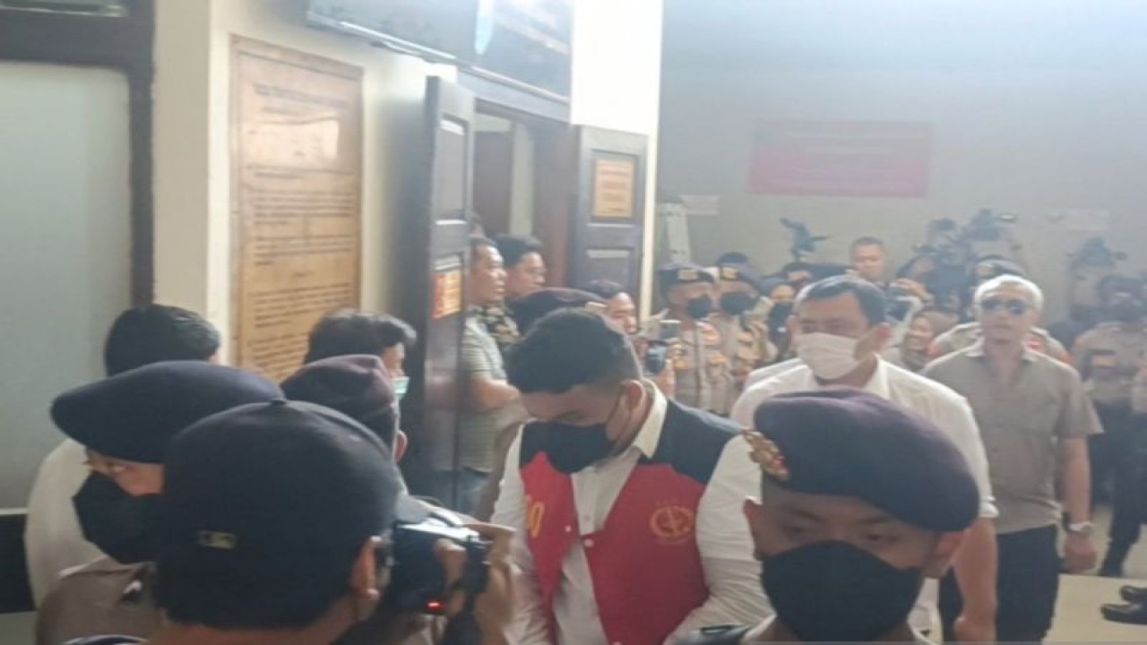 Terdakwa Shane Lukas (mengenakan rompi merah) saat tiba di Pengadilan Negeri Jakarta Selatan, Selasa (22/8/2023). ANTARA/Ilham Kausar