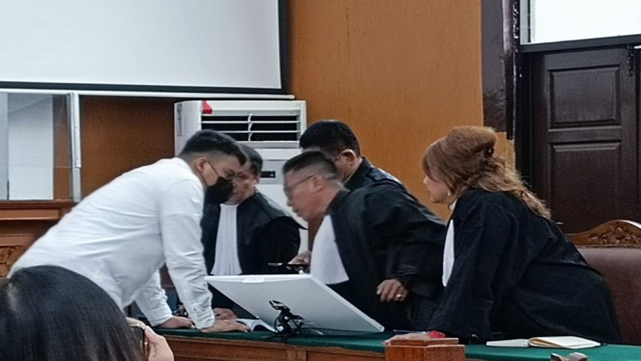 Terdakwa Shane Lukas (baju putih) saat melakukan diskusi dengan tim kuasa hukumnya setelah dituntut 5 tahun penjara di PN Jakarta Selatan, Selasa (15/8/2023). ANTARA/Ilham Kausar