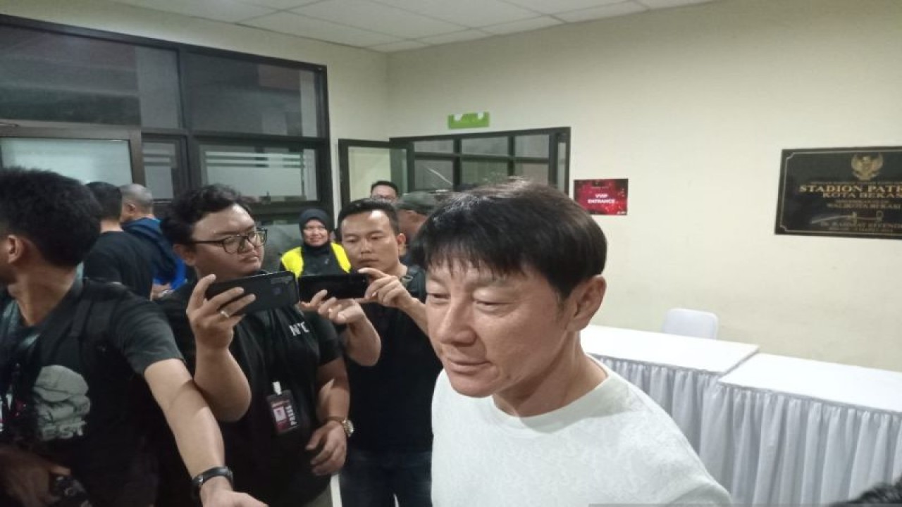 Pelatih timnas Indonesia Shin Tae-yong menjawab pertanyaan para pewarta setelah menyaksikan pertandingan ujicoba timnas U-17 melawan Korea Selatan di Stadion Patriot Candrabhaga, Bekasi, Rabu (30/8/2023). (ANTARA/RAUF ADIPATI)