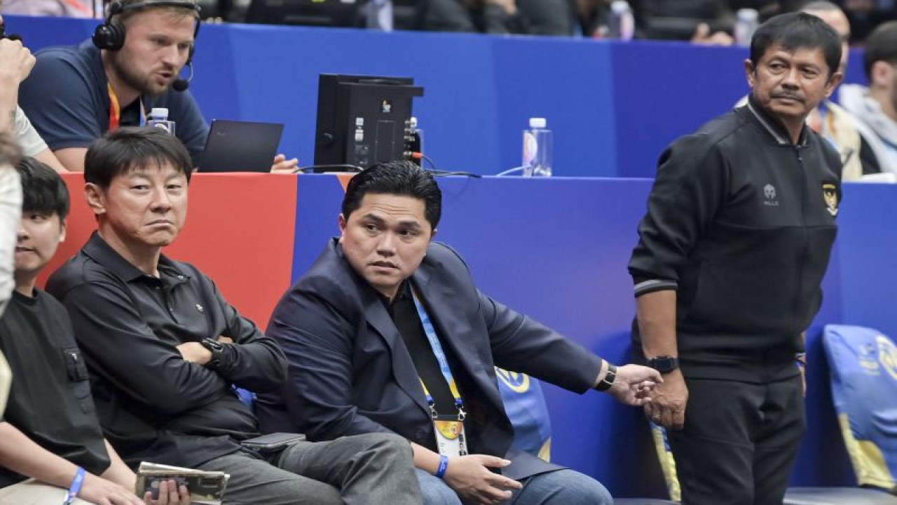 Ketum PSSI Erick Thohir (tengah), Pelatih Timnas Senior dan U-23 Shin Tae-yong (kiri), Pelatih Timnas Indonesia U-20 Indra Sjafri (kanan) menonton pertandingan Timnas Latvia melawan Timnas Kanada dalam laga babak fase grup FIBA World Cup 2023 di Indonesia Arena, Gelora Bung Karno, Jakarta, Selasa (29/8/2023). ANTARA FOTO/Galih Pradipta/tom.