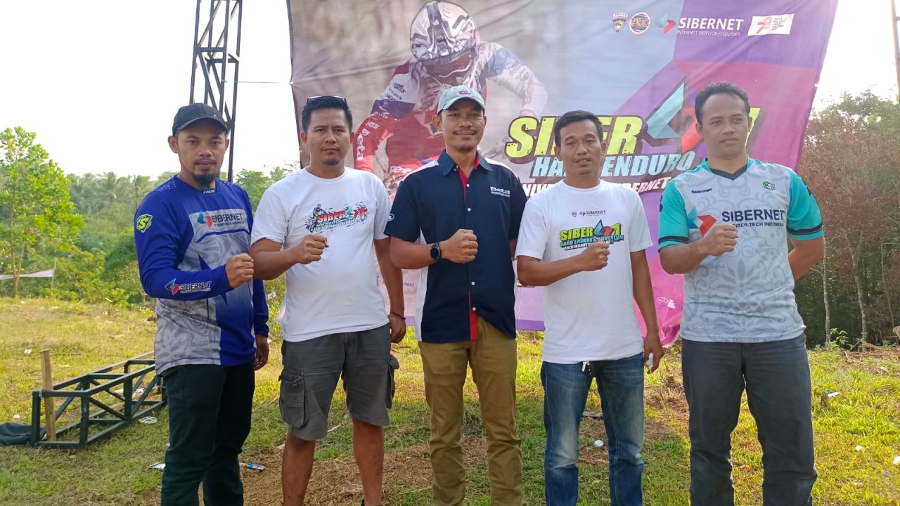 Ketua IMI Pandeglang Obet Alkalimin (tengah), Komisaris sekaligus Direktur Marketing dan Pengembangan Sibernet, Ahmad Ashabi (kedua kanan) dan jajaran panitia pelaksana. 