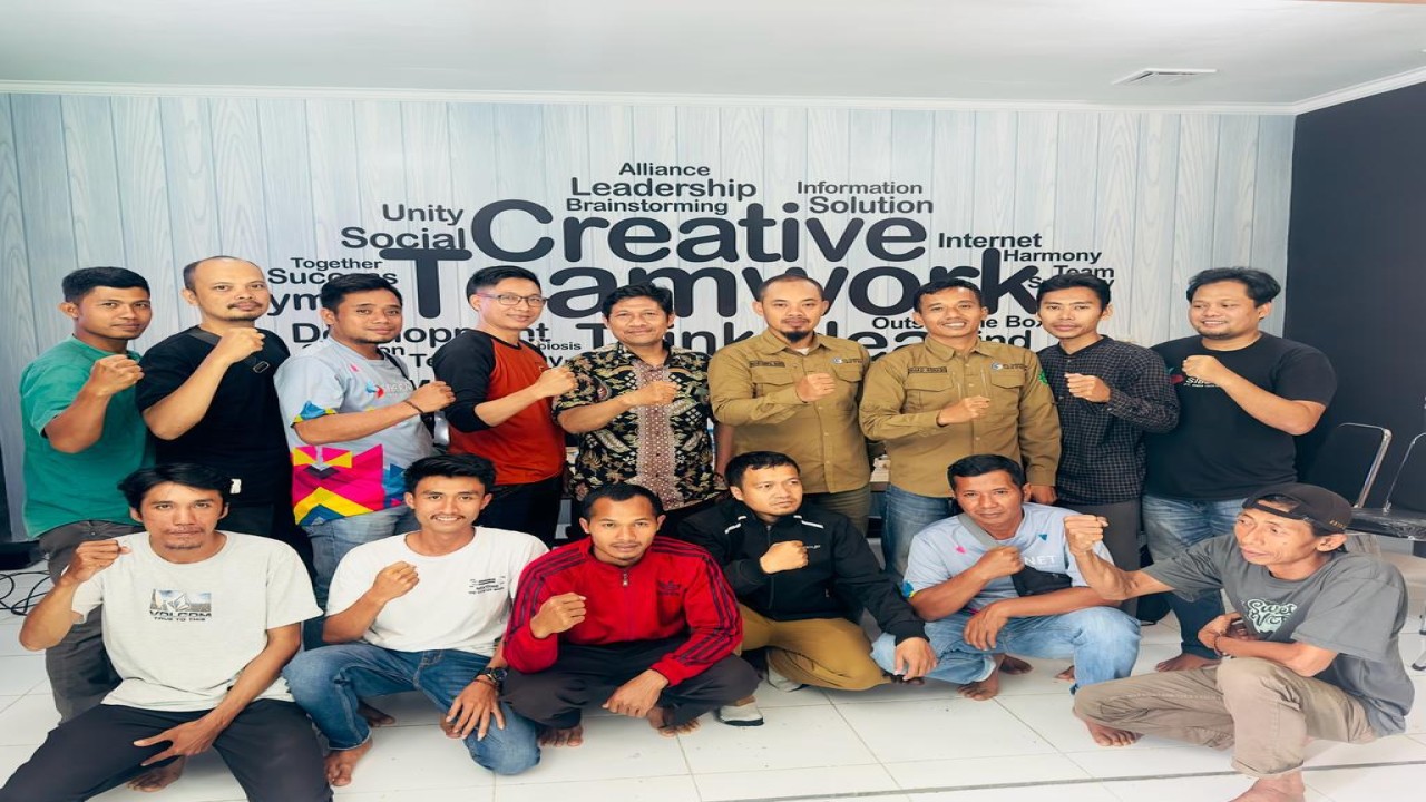 Komisaris sekaligus Direktur Marketing dan Pengembangan Sibernet Ahmad Ashabi dan jajaran manajemen/ist