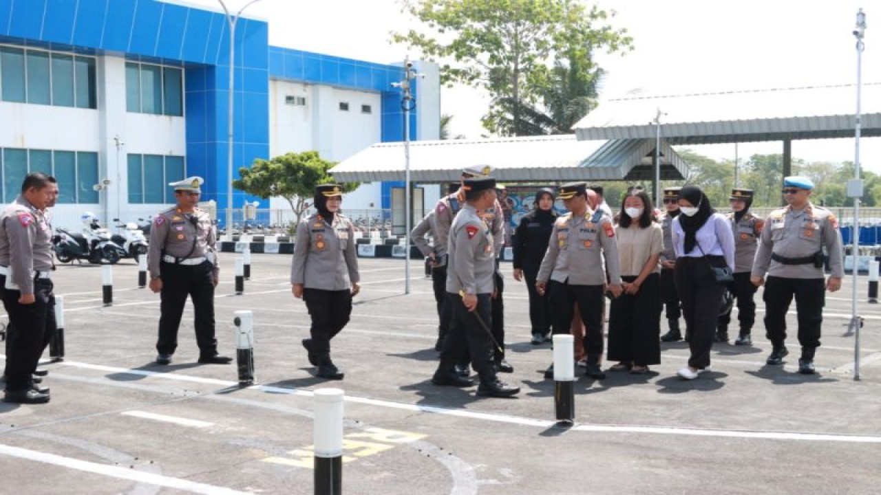 Kapolda DIY Irjen Pol. Suwondo Nainggolan melihat uji praktik SIM di Polres Kulon Progo. ANTARA/HO-Humas Polres Kulon Progo