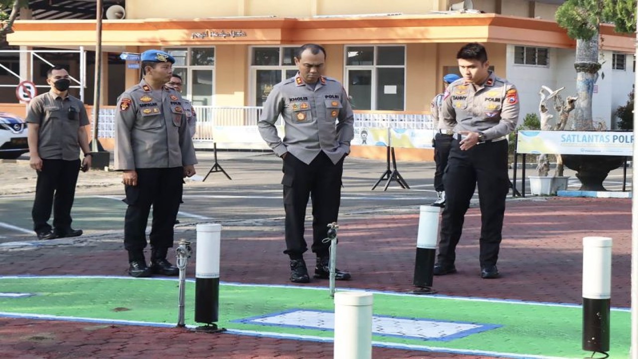 Kapolres Malang AKBP Putu Kholis Aryana (tengah) pada saat melihat lintasan ujian praktik SIM di Satuan Penyelenggara Administrasi SIM (Satpas) Singosari, Kabupaten Malang, Jawa Timur, Senin (21/8/2023). ANTARA/HO-Humas Polres Malang