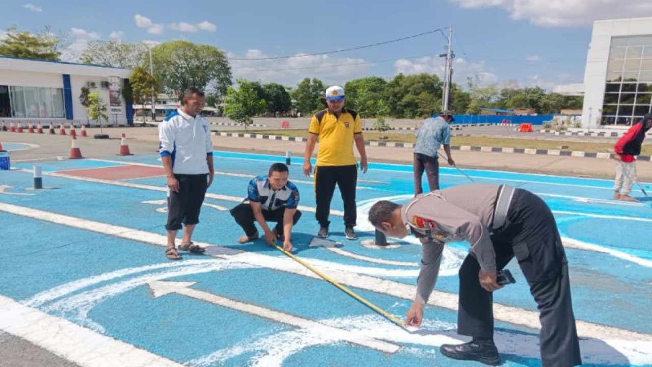 Satuan Lalu Lintas Polresta Banjarmasin membenahi beberapa bentuk lintasan untuk pemohon SIM C. (ANTARA/Firman)