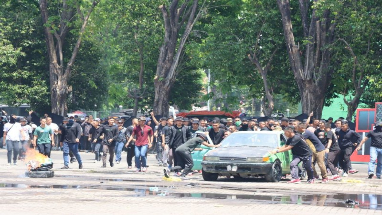 Sejumlah peserta memeragakan simulasi sistem pengamanan kota (Sispamkota) di GOR Sidoarjo sebagai kesiapan pengamanan Pemilu 2024, Rabu (23/8/2023). ANTARA/HO-Polresta Sidoarjo