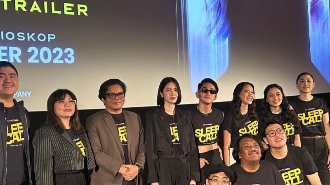 Jajaran pemain dan tim produksi film "Sleep Call" saat menghadiri acara peluncuran trailer dan poster film "Sleep Call" di Plaza Senayan, Jakarta, Senin (7/8). (ANTARA/Vinny Shoffa Salma)