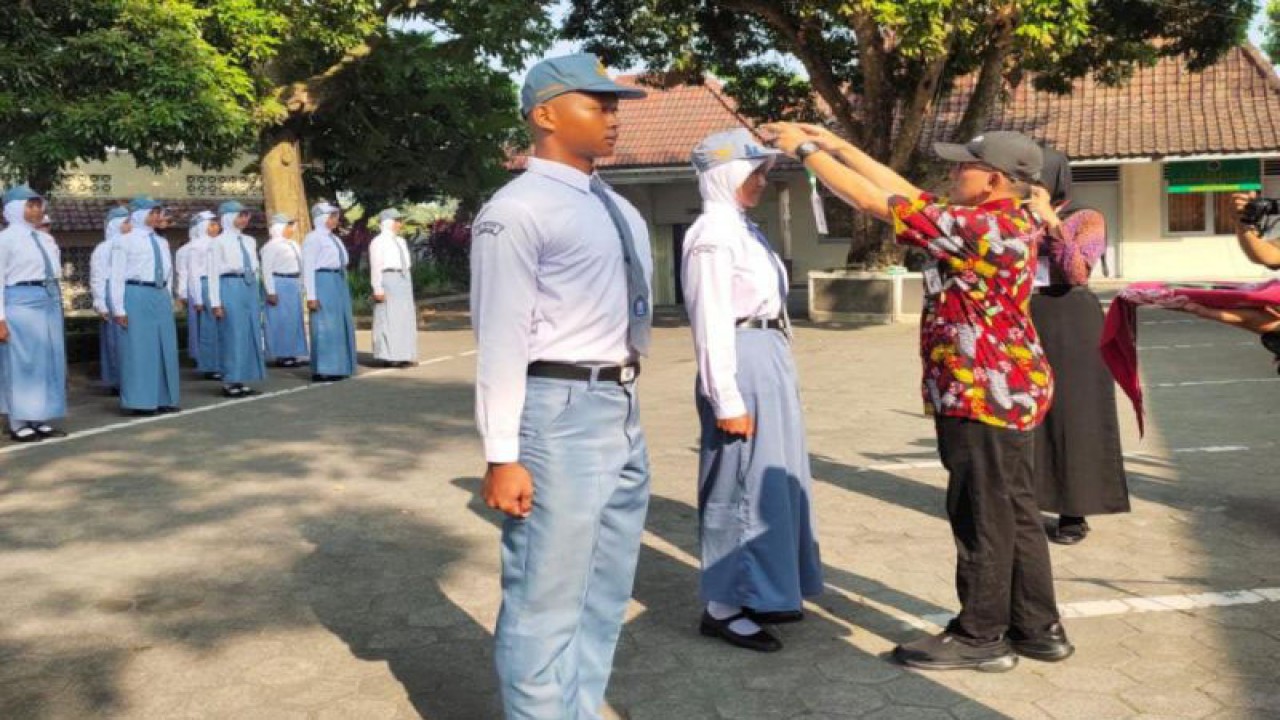 Sekretaris Dinas Pemuda dan Olahraga Kabupaten Sleman Arif Wibowo pada apel siaga pembukaan pemusatan latihan calon Paskibraka Kabupaten Sleman tahun 2023 di Balai Besar Pelatihan Pemberdayaan Masyarakat (BPPM) DIY di Sleman, Kamis (10/8/2023). ANTARA/HO-Dispora Kabupaten Sleman